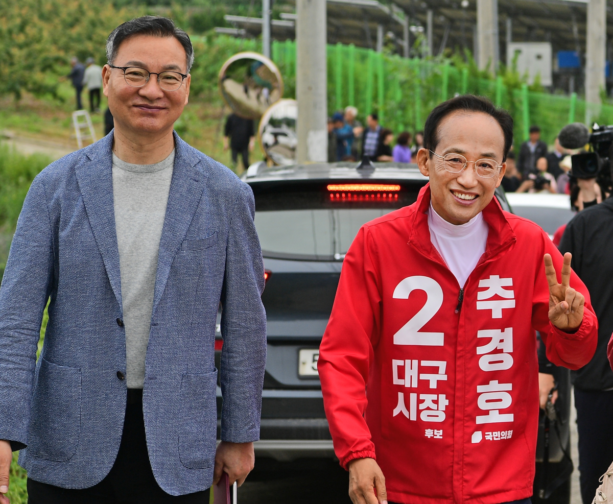 추경호 국민의힘 대구시장 당선인(오른쪽)과 하중환 대구시의원. 추경호 선거사무소 제공