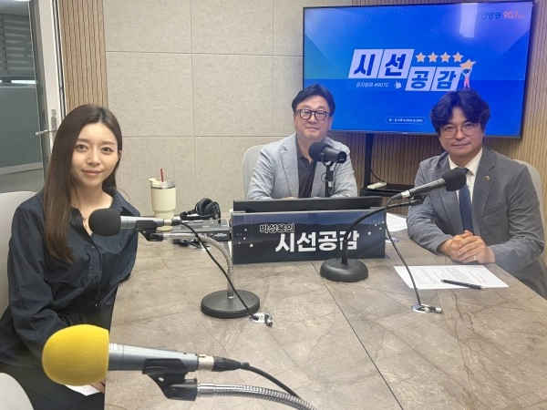 박상현 의원이 경인방송 라디오 프로그램 ‘박성용의 시선공감’ 스튜디오에 출연해 진행자와 기념촬영을 하고 있다.(사진=경기도의회)