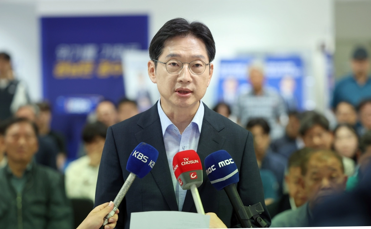 더불어민주당 김경수 경남지사 후보가 6·3지방선거 이튿날인 4일 오전 경남 창원시 성산구 자신의 선거 사무소에서 “선거 (패배) 결과를 겸허히 받아들인다”고 말하고 있다. 2026.6.4. 연합뉴스