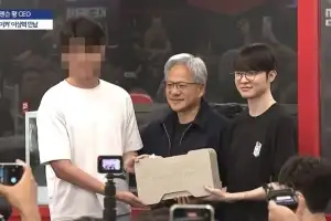 thumbnail - “대체 얼마인지 감도 안 온다” 젠슨황·페이커 사인한 ‘이것’ 당첨된 시민