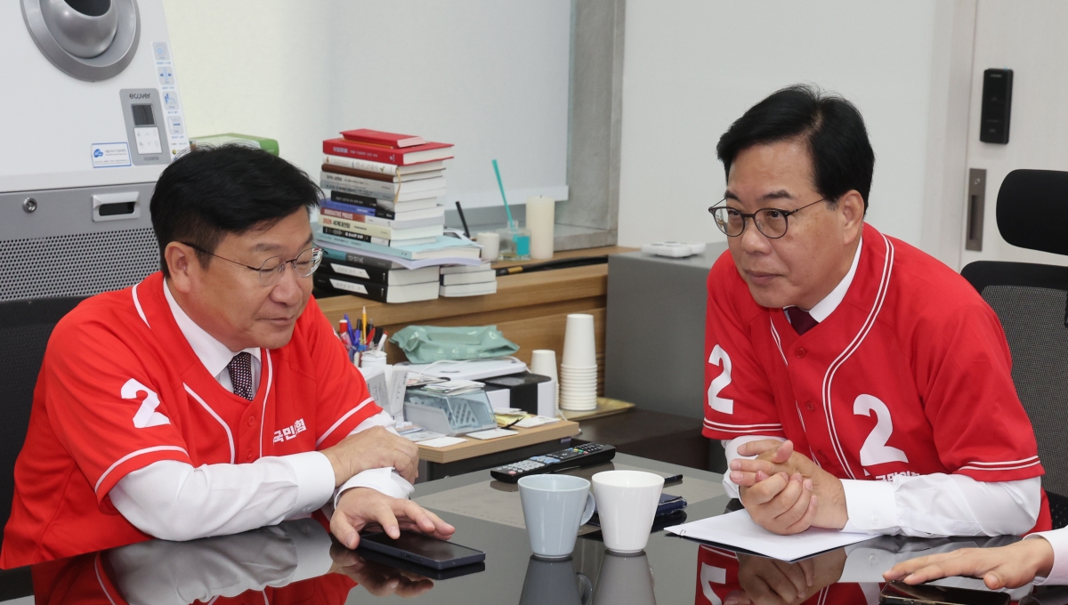 정점식(왼쪽) 국민의힘 정책위의장이 송언석 원내대표와 지난 1일 국회에서 열린 ‘6.3 지방선거 대국민 호소 기자간담회’ 전 대화를 나누고 있다.