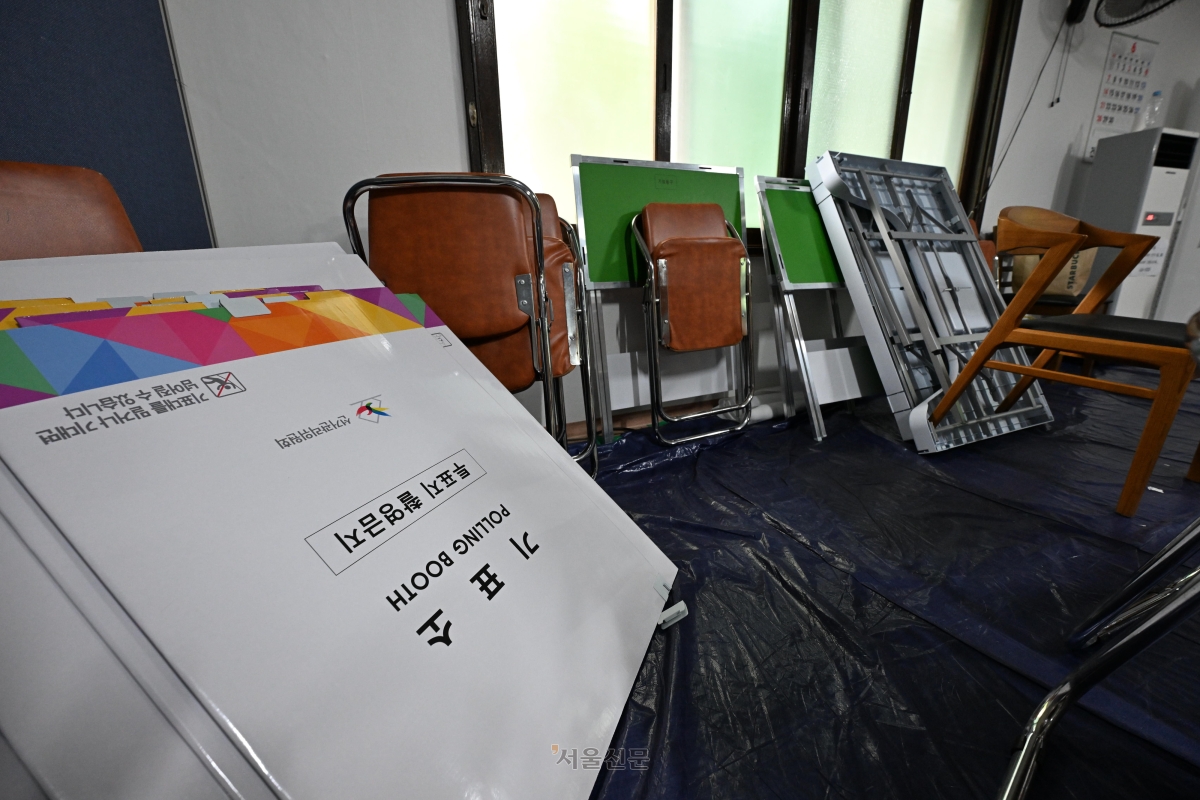 5일 제9회 전국동시지방선거 및 국회의원 재·보궐선거 투표용지 부족사태가 발생했던 서울 송파구 잠실7동 제2투표소에 투표함이 반출된 후 흔적만 남아 있다. 2026.6.5. 도준석 전문기자