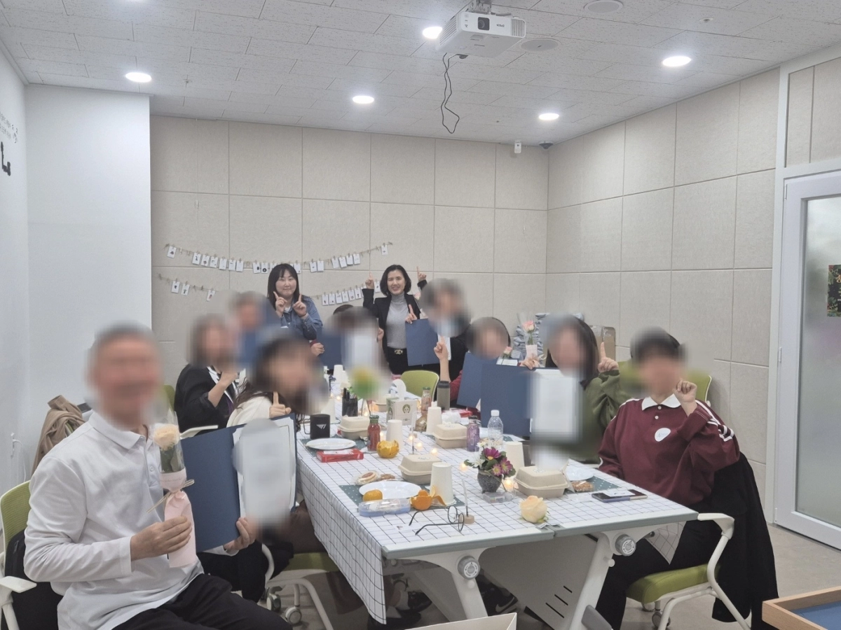 지난해 서울 강북구에서 1인가구 일상회복 프로젝트에 참여한 1인가구 주민들이 기념 촬영을 하고 있다. 강북구 제공