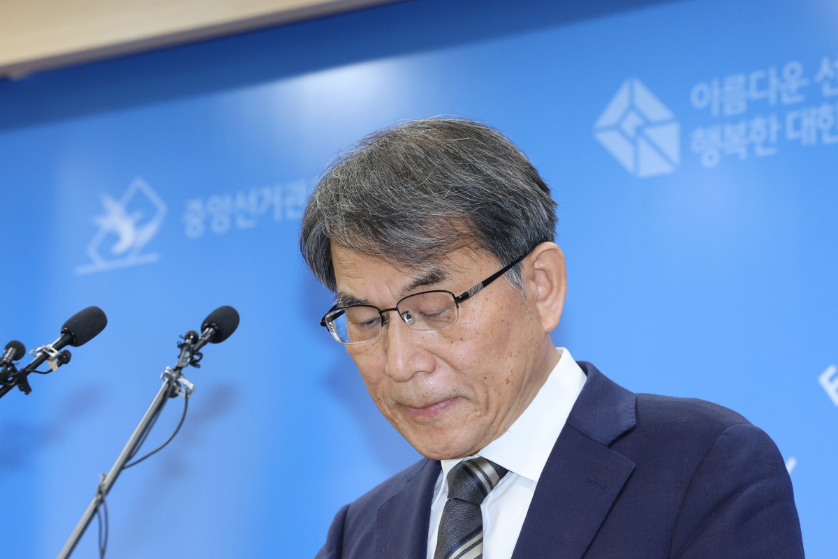 노태악 중앙선거관리위원장이 5일 경기도 과천 중앙선거관리위원회에서 투표용지 부족 사태에 대한 대국민 사과를 하고 있다. 2026.6.5. 연합뉴스