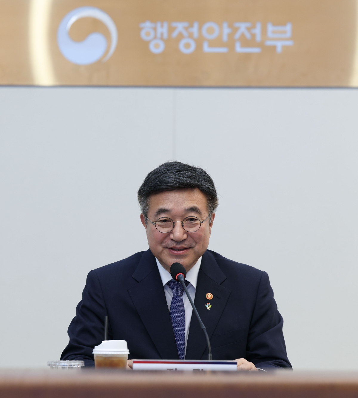 윤호중 행정안전부 장관이 5일 오전 세종시 정부세종청사에서 열린 ‘2026년 제2차 특별성과포상금 수여식’에서 탁월한 성과를 창출한 공무원들을 격려하며 인사말을 하고 있다. 행정안전부 제공