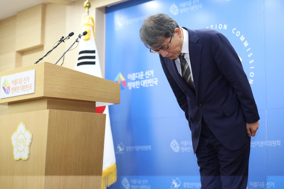 고개 숙인 노태악 선관위원장