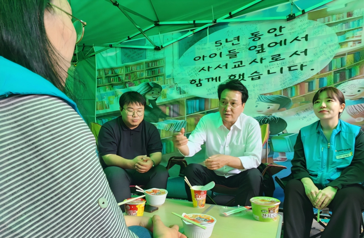 유호준 경기도의원과 안민석 경기도교육감 당선인이 ‘교원+사서 기간제교사’ 천막 농성장을 방문해 전교조 이재민 경기지부장 및 피해 교원들과 컵라면을 나누며 처우 개선 방안에 대해 논의하고 있다.(사진=경기도의회)