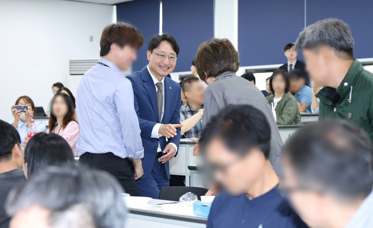 임광현(왼쪽 두번쨰) 국세청장이 중부지방국세청 실태확인원과 인사를 나누고 있다. 국세청 제공