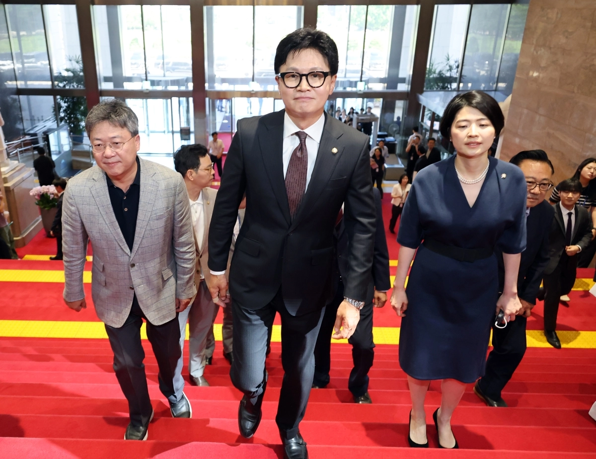 부산 북갑 국회의원 보궐선거에서 당선된 한동훈 무소속 의원이 5일 국회에서 열린 본회의에 참석하기 위해 입장하고 있다. 연합뉴스