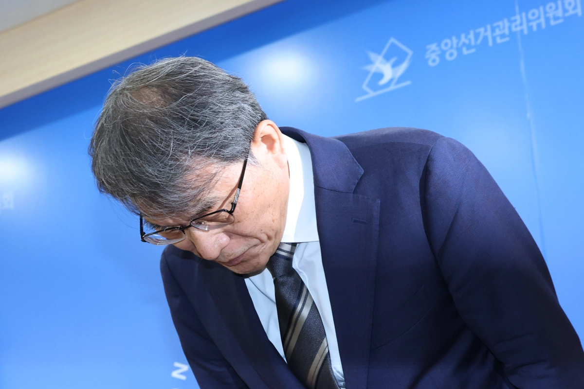 노태악 중앙선거관리위원장이 5일 경기 과천시 중앙선거관리위원회에서 투표용지 부족 사태에 대한 대국민 사과를 하고 있다. 과천 연합뉴스