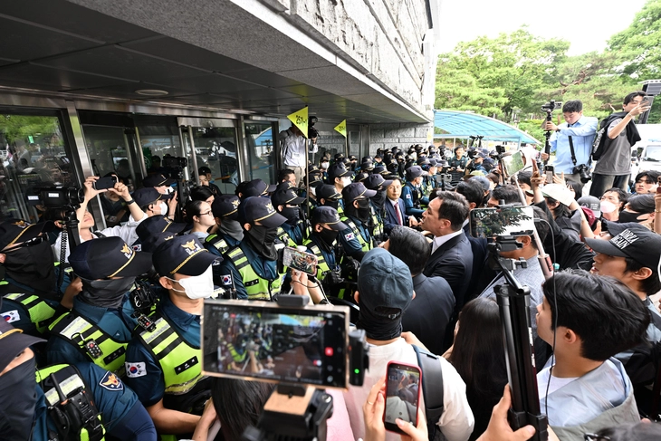 5일 잠실7동 투표함 개표가 진행되고 있는 서울 송파구 올림픽공원 핸드볼경기장에서 개표에 반대하는 사람들이 재투표를 외치고 있다. 도준석 전문기자