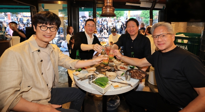 ‘삼소 회동’ 젠슨 황, 건배사는 “고 코리아·SK·LG·네이버”