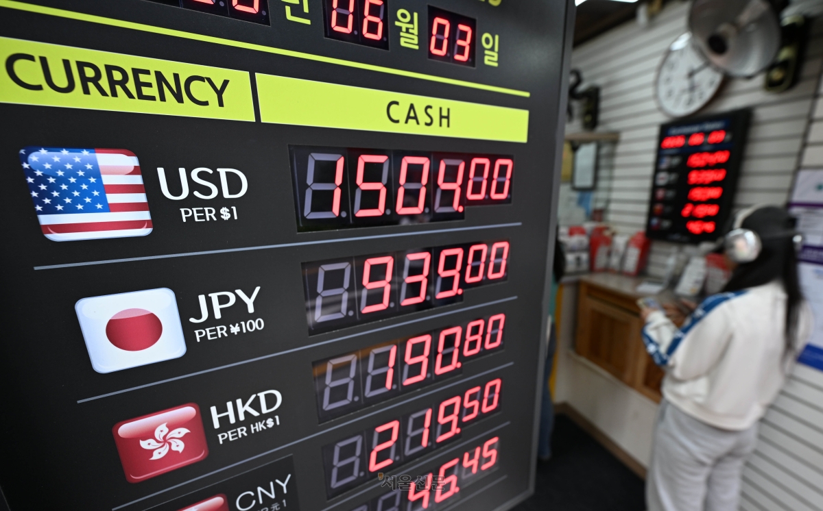 원달러 환율이 전날 장중 한때 1520원 선을 넘어선 가운데 3일 서울 중구 명동거리 환전소에 통화별 환율이 표시돼 있다. 2026.6.3 홍윤기 기자