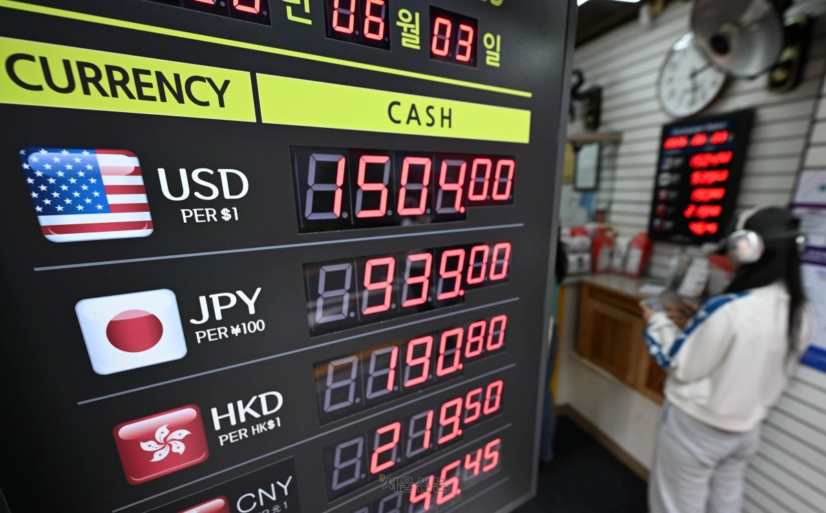 원달러 환율이 전날 장중 한때 1520원 선을 넘어선 가운데 3일 서울 중구 명동거리 환전소에 통화별 환율이 표시돼 있다. 2026.6.3 홍윤기 기자