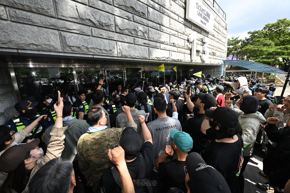 5일 잠실7동 투표함 개표가 진행되고 있는 서울 송파구 올림픽공원 핸드볼경기장에서 개표에 반대하는 사람들이 재투표를 외치고 있다. 2026.6.5. 도준석 전문기자