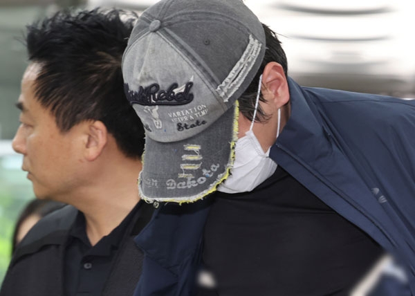 배우 김규리 자택 침입 강도 행각을 벌인 40대 A씨가 22일 오후 서울 서초구 서울중앙지방법원에서 열린 강도상해 혐의 구속 전 피의자 심문(영장실질심사)에 고개를 숙인 채 출석하고 있다. 2026.05.22 뉴시스