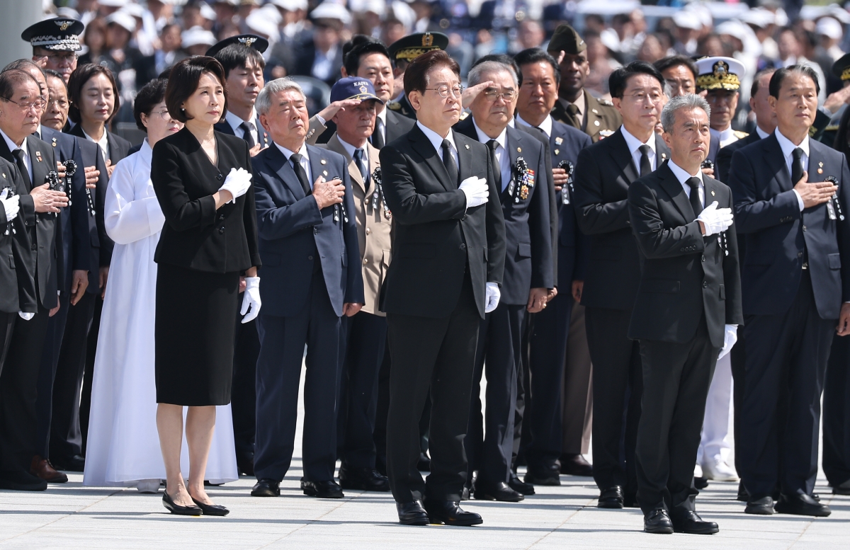 국기에 경례하는 이재명 대통령 부부
