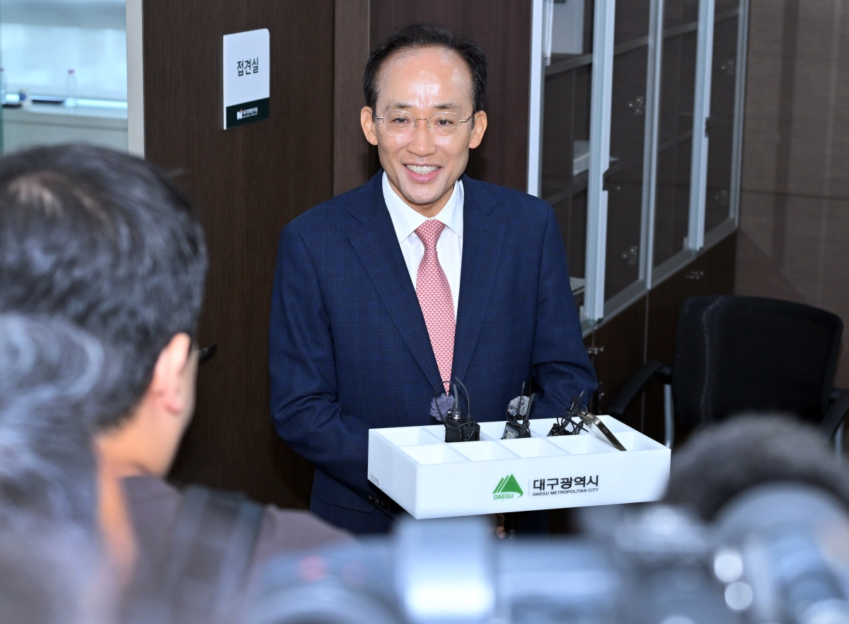 취재진 질문에 답하는 추경호 대구시장 당선인