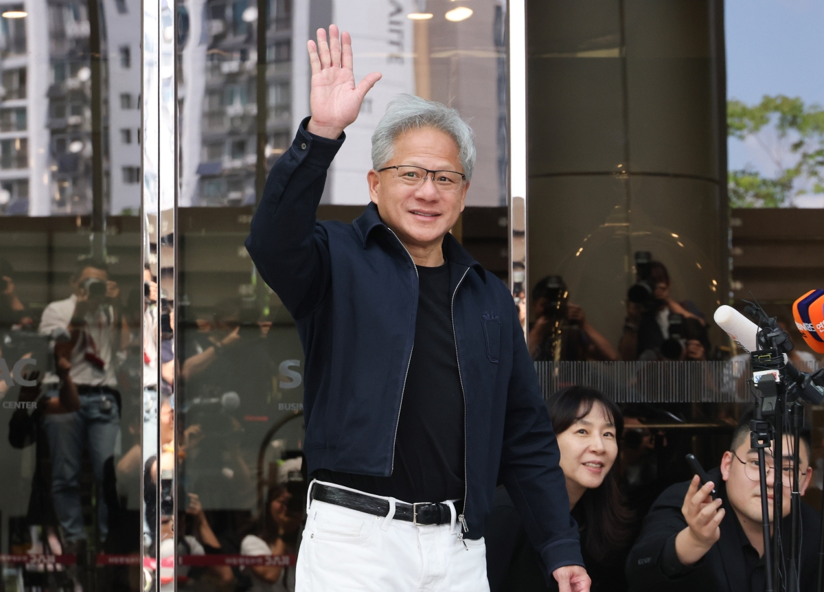 엔비디아 젠슨 황 최고경영자(CEO)가 5일 전용기편으로 서울 강서구 김포비즈니스항공센터(SGBAC)에 도착해 센터를 나서며 인사하고 있다. 2026.6.5 연합뉴스