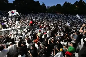 잠실 개표소로 몰리는 인파