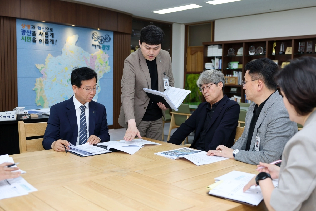 박병규 광산구청장이 업무에 복귀한 지난 4일 첫 결재로 ‘전남광주통합특별시 연결도시 광산 추진 전략’을 승인하고 있다. 광주 광산구청 제공