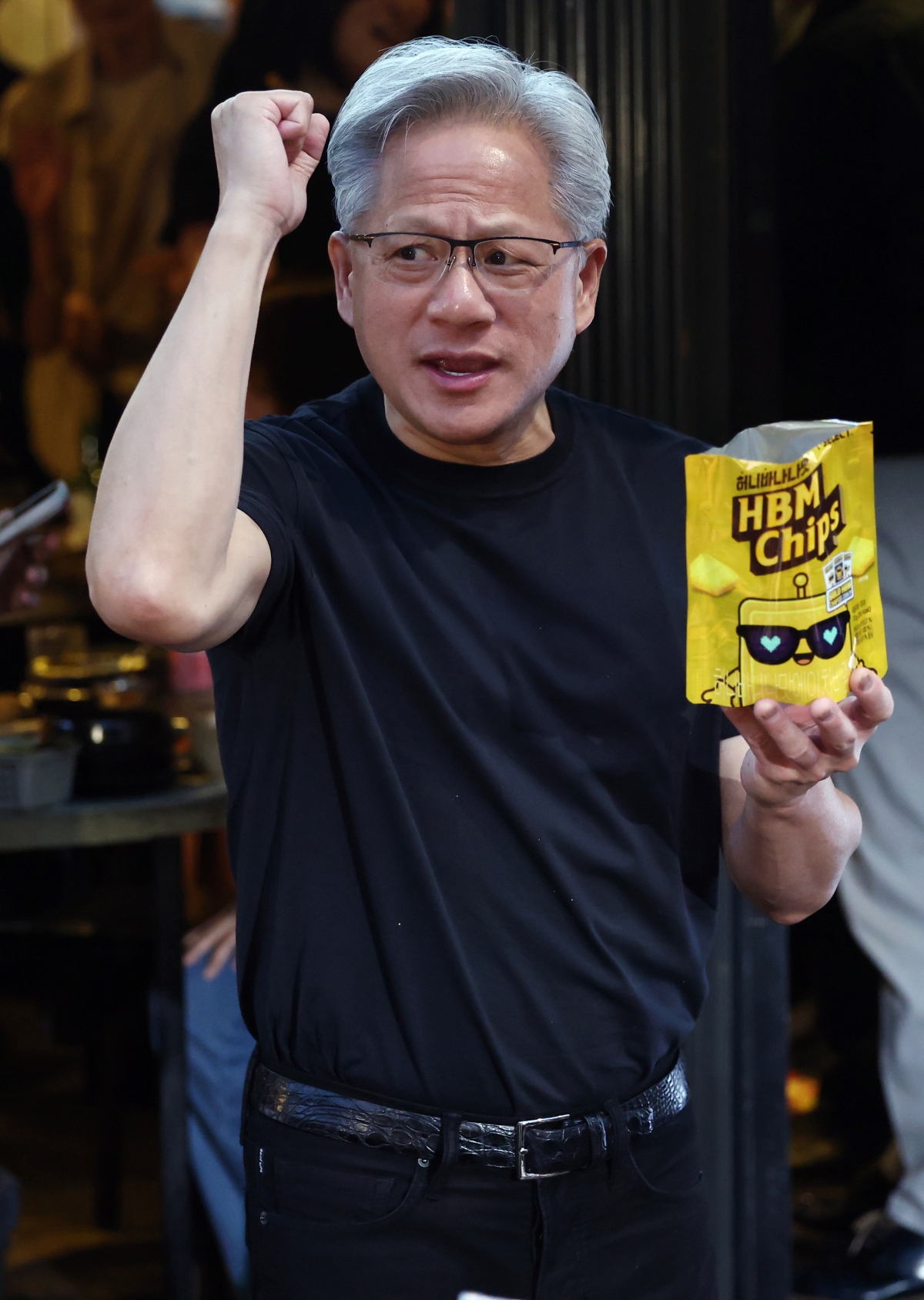 HBM칩스 나눠주는 젠슨 황 CEO