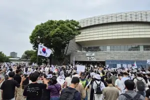 [르포]사흘째 울려 퍼진 “재선거”… 잠실 개표소 앞 떠나지 않는 사람들