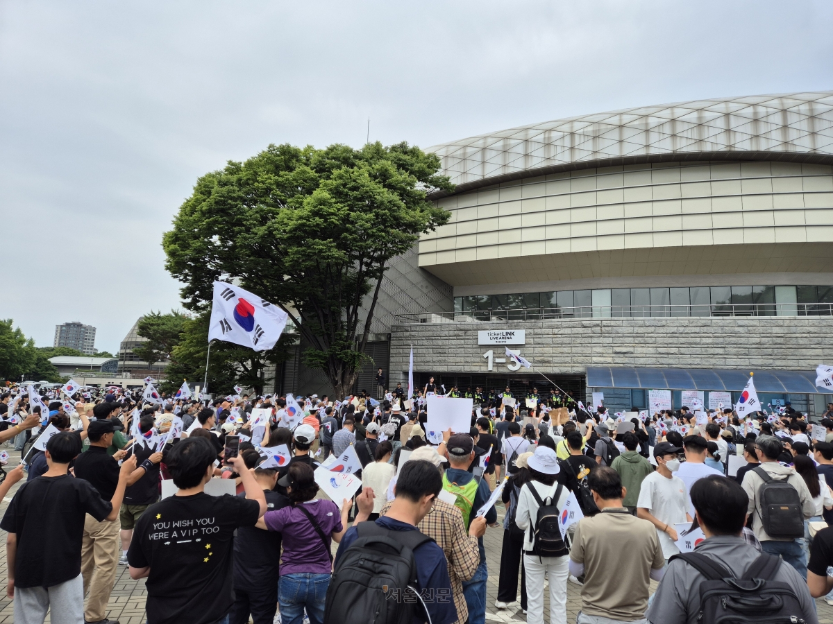 제9회 전국동시지방선거 투표용지 부족 사태에 반발한 시민들이 7일 서울 송파구 올림픽공원 핸드볼경기장 개표소 앞에 모여 재선거를 요구하는 구호를 외치고 있다. 유승혁 기자