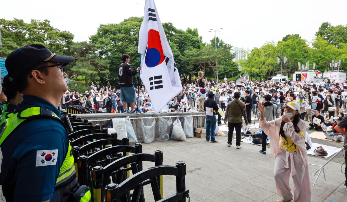 7일 서울 송파구 올림픽공원 핸드볼경기장 개표소 앞에 모여 재선거를 요구하는 구호를 외치고 있다. 뉴스1