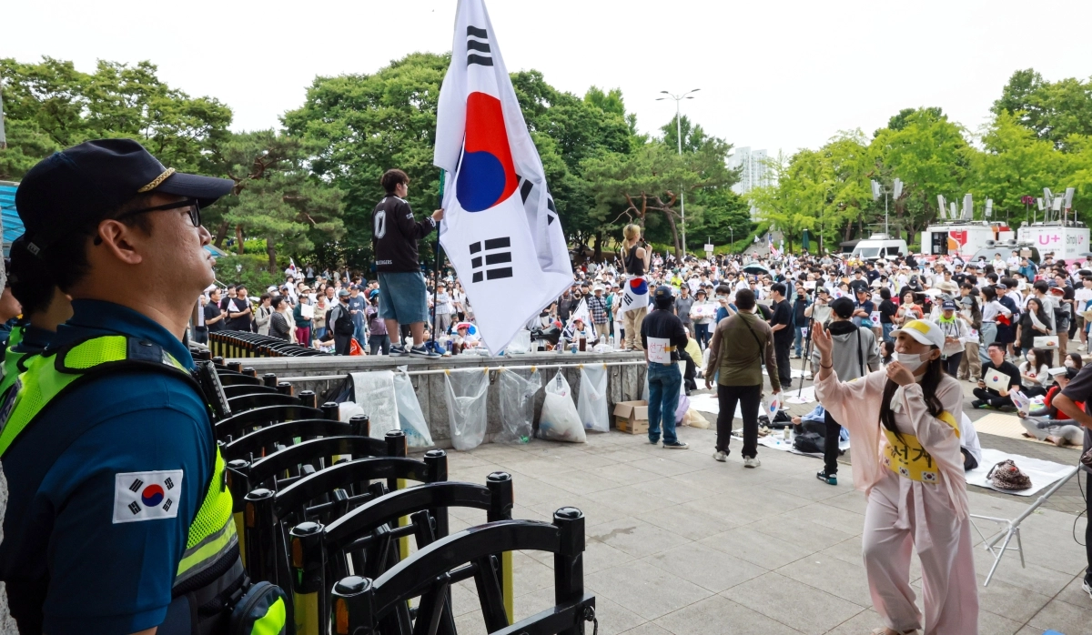 7일 서울 송파구 올림픽공원 핸드볼경기장 개표소 앞에 모여 재선거를 요구하는 구호를 외치고 있다. 뉴스1