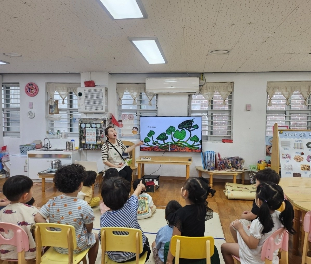 서울 송파구 송파동 송파제일어린이집에서 ‘찾아가는 서울시 식생활교육’ 교육에 참석한 아이들이 전문강사와 그림책을 함께 읽고 있다. 서울시 제공