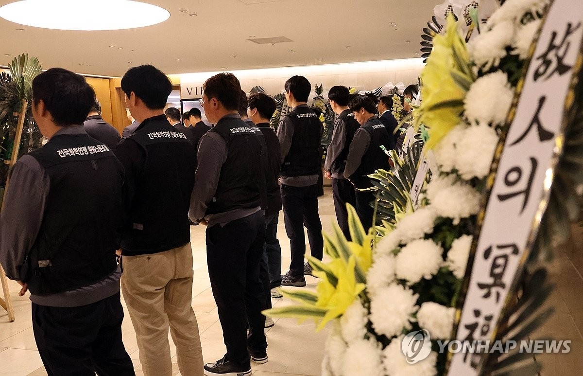7일 대전 유성구의 한 장례식장에서 한화에어로스페이스 대전사업장 폭발 참사 희생자의 발인이 엄수되고 있다. 대전 연합뉴스