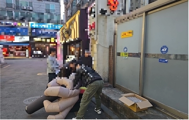서울시·자치구 합동 기동정비반이 지난 3월 에어라이트(풍선 간판)을 정비하고 있다. 서울시 제공