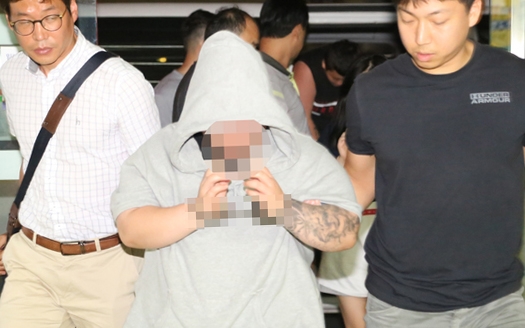 경찰서로 압송되는 구미 원룸 살해 피의자들
