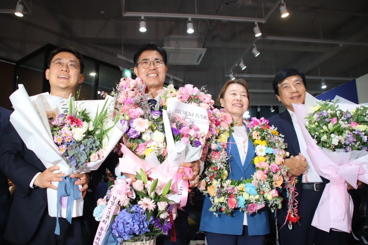 이원택 전북지사 당선인(왼쪽에서 두번재)이 당선 확정 이후 부인 이은주(오른쪽에서 두번째) 여사와 함께 환호하고 있다.