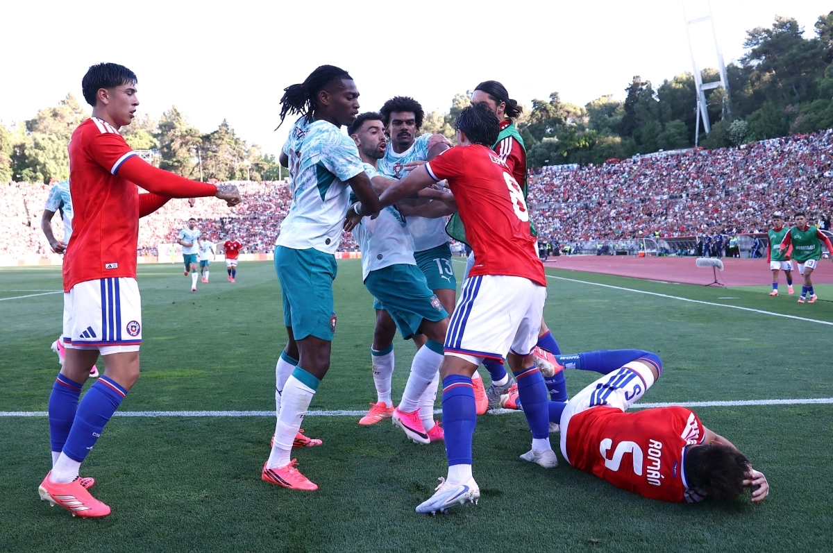 7일(한국시간) 포르투갈 리스본에서 열린 포르투갈과 칠레 축구 대표팀의 친선경기에서 칠레의 이반 로만(오른쪽 첫 번째)이 포르투갈의 하파엘 레앙(왼쪽 두 번째)과의 싸움 끝에 바닥에 쓰러져 있다. 리스본 로이터 연합뉴스