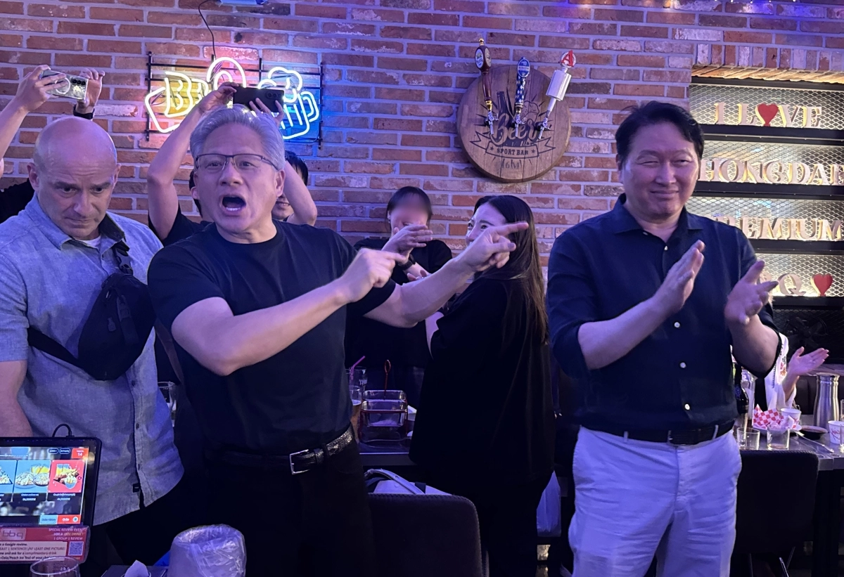 젠슨 황(가운데) 엔비디아 CEO가 지난 5일 서울 마포구 비비큐(BBQ) 홍대입구점에서 최태원(오른쪽) SK그룹 회장, 구광모 LG그룹 회장, 이해진 네이버 의장 등과 대화하고 있다. 연합뉴스
