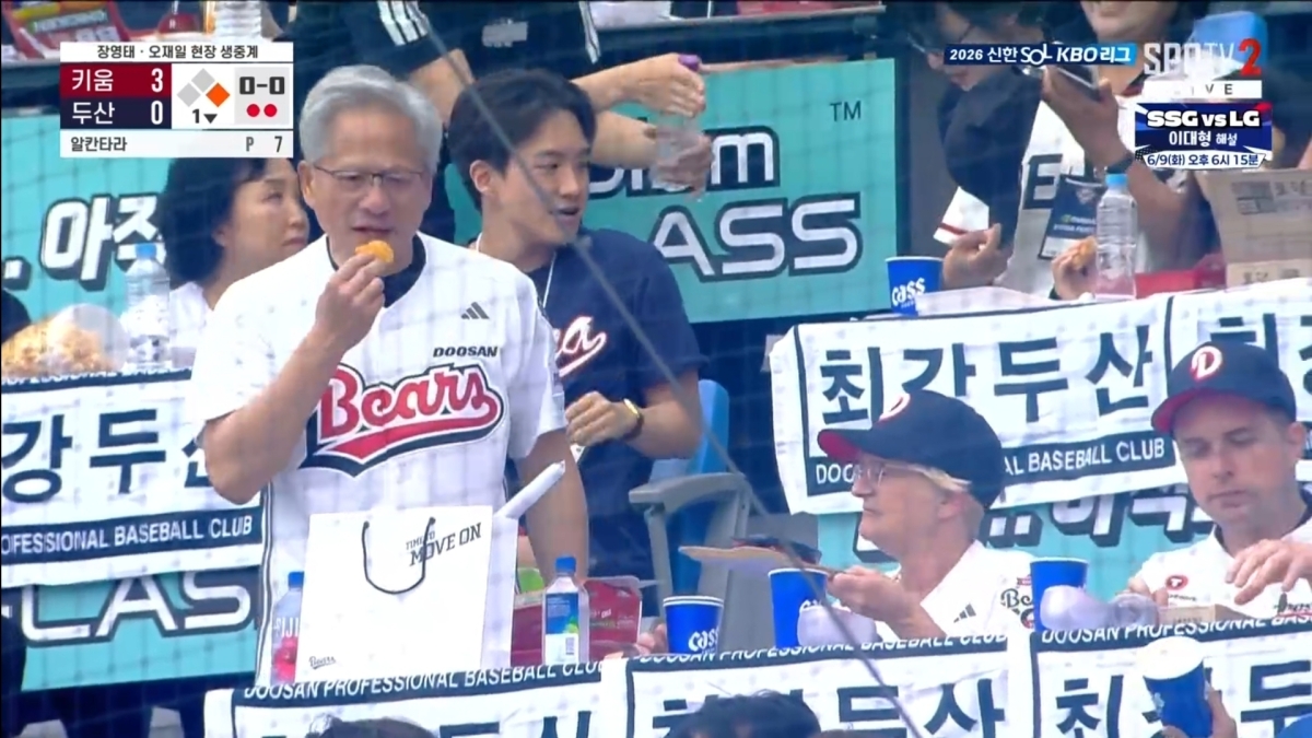 젠슨 황 엔비디아 최고경영자가 7일 잠실운동장에서 치킨을 먹고 있다. BBQ 제공
