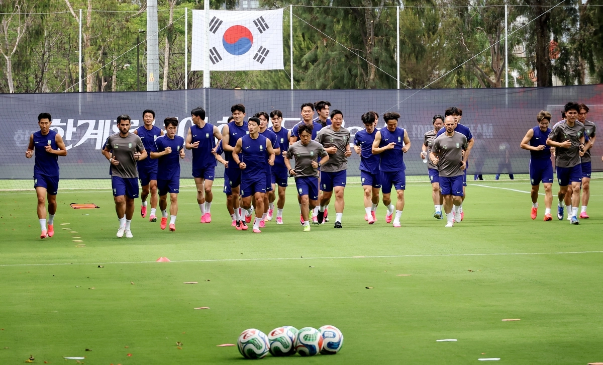 홍명보 감독이 이끄는 대한민국 축구 대표팀이 7일(한국시간) 2026 국제축구연맹(FIFA) 북중미월드컵 베이스캠프 훈련장인 멕시코 할리스코주 사포판 치바스 바예 베르데에서 첫 훈련에 앞서 가벼운 조깅으로 몸을 풀고 있다. 대표팀은 과달라하라에서 본선 1차전(12일)과 2차전(19일)을 각각 치른다. 사포판 연합뉴스