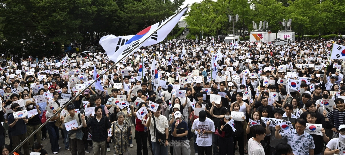 7일 잠실7동 주민들의 개표소인 서울 송파구 올림픽공원 핸드볼경기장에서 시민들이 재선거를 요구하는 구호를 외치고 있다. 이지훈 기자