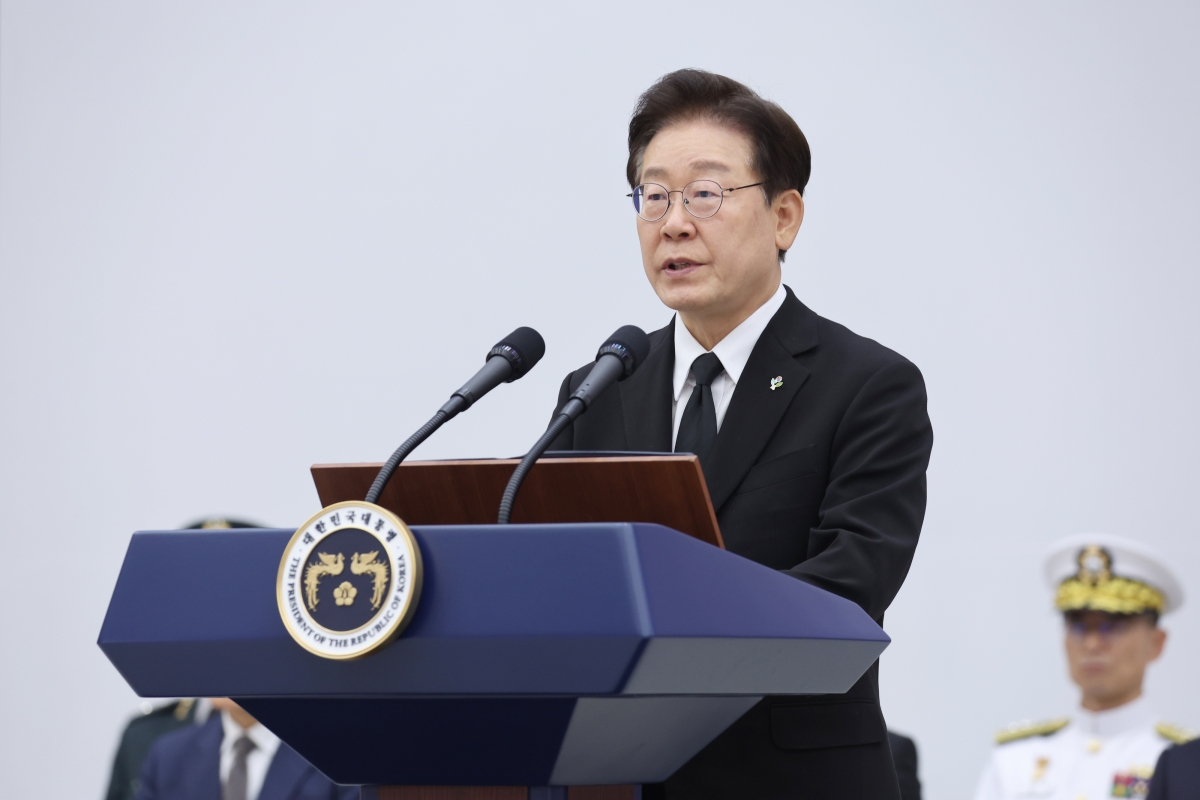 이재명 대통령이 5일 성남 서울공항에서 열린 한·미 6·25전사자 유해 상호봉환식에서 추모사를 하고 있다. 2026.6.5 청와대통신사진기자단