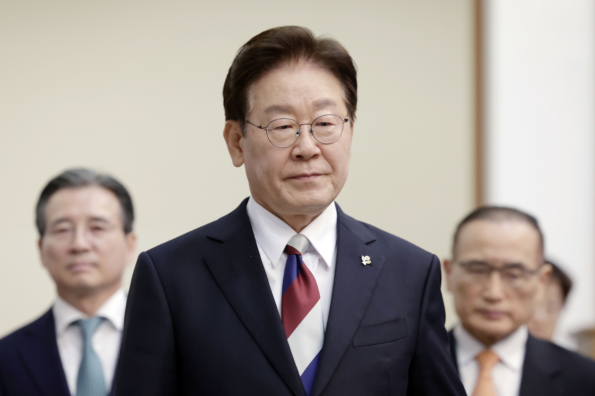 수석보좌관회의 입장하는 이재명 대통령