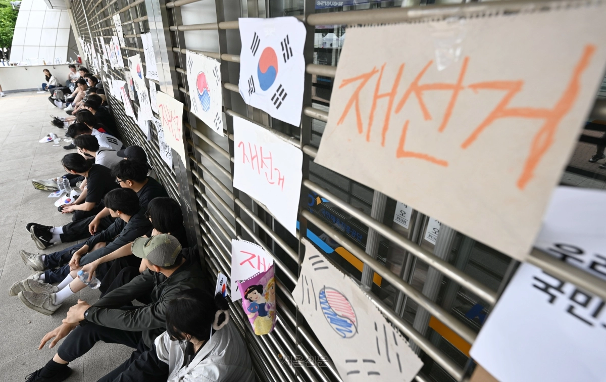 6·3 지방선거의 투표용지 부족 사태를 규탄하는 시민들이 7일 서울 송파구 잠실7동 투표소의 개표소인 올림픽공원 핸드볼경기장에서 재선거를 요구하고 있다. 이지훈 기자