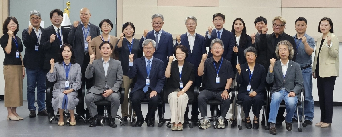 민형배 전남광주통합특별시장 당선인 인수위원회인 ‘전남광주대전환기획위원회’가 7일 나주 빛가람복합문화체육센터에서 첫 회의를 열고 기념촬영을 하고 있다. 전남광주대전환기획위원회 제공