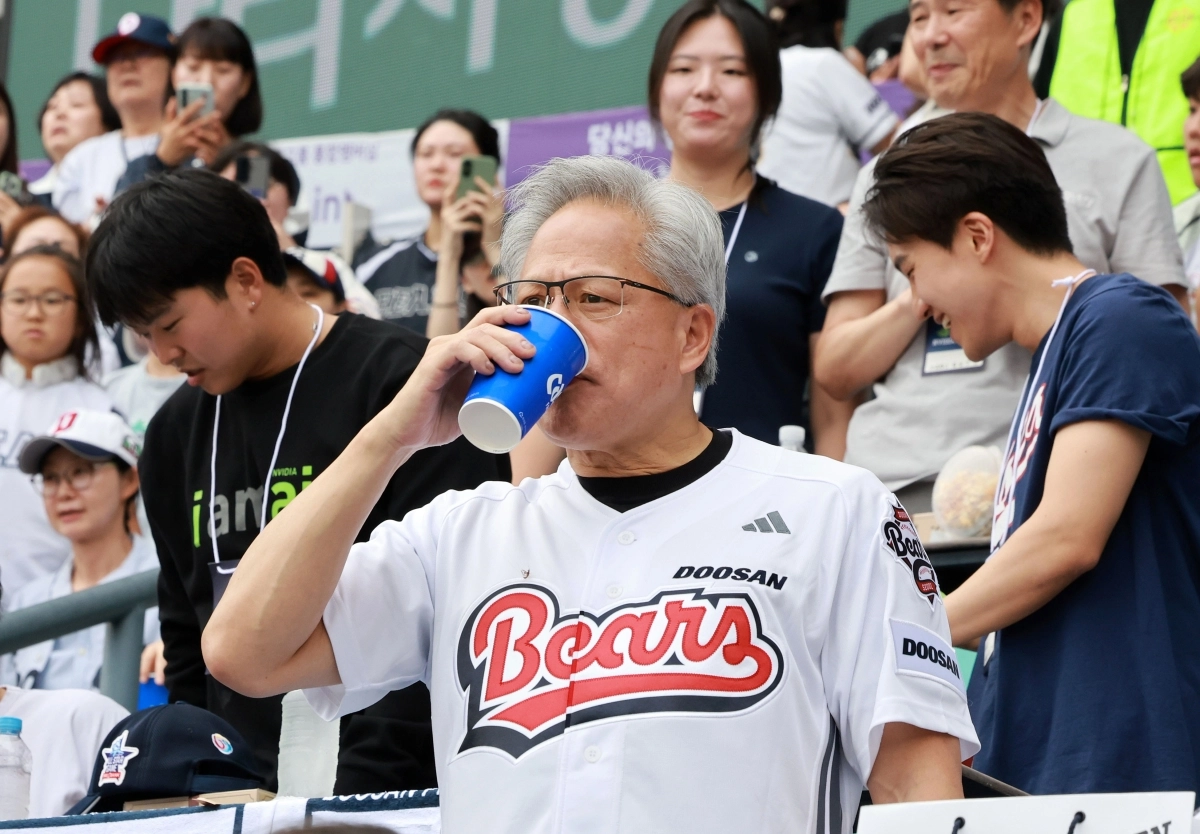 젠슨 황 엔비디아 최고경영자(CEO)가 7일 서울 잠실구장에서 열린 두산 베어스와 키움 히어로즈의 경기에서 시구를 마친 뒤 관중석에서 맥주를 마시며 경기를 관람하고 있다. 2026.6.7 연합뉴스