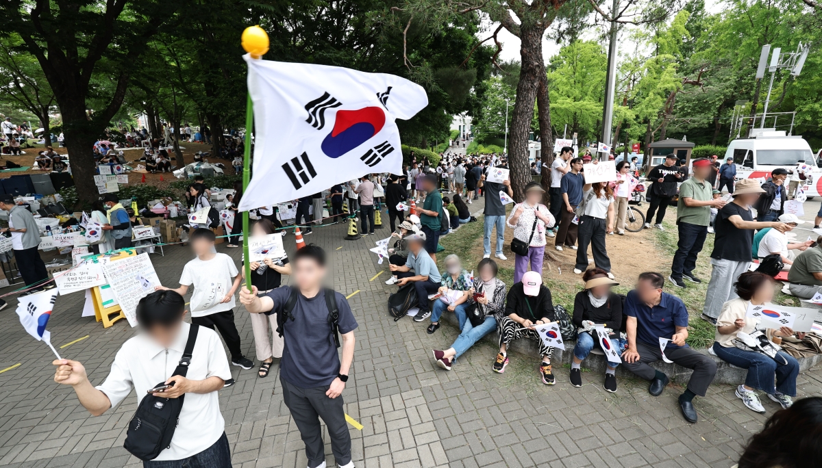 6·3 지방선거 투표지 부족 사태를 규탄하며 재선거를 요구하는 ‘잠실 개표소 봉쇄 시위’가 계속되고 있는 7일 서울 송파구 올림픽공원 핸드볼경기장 앞에서 부정선거를 주장하는 시민들이 구호를 외치고 있다. 2026.6.7. 연합뉴스