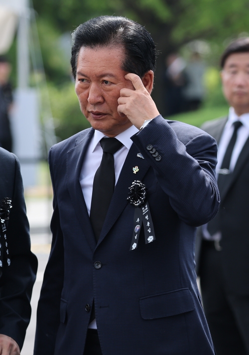 정청래 민주당 대표가 지난 6일 서울 동작구 국립서울현충원에서 열린 제71회 현충일 추념식에 참석한 모습. 서울 뉴스1