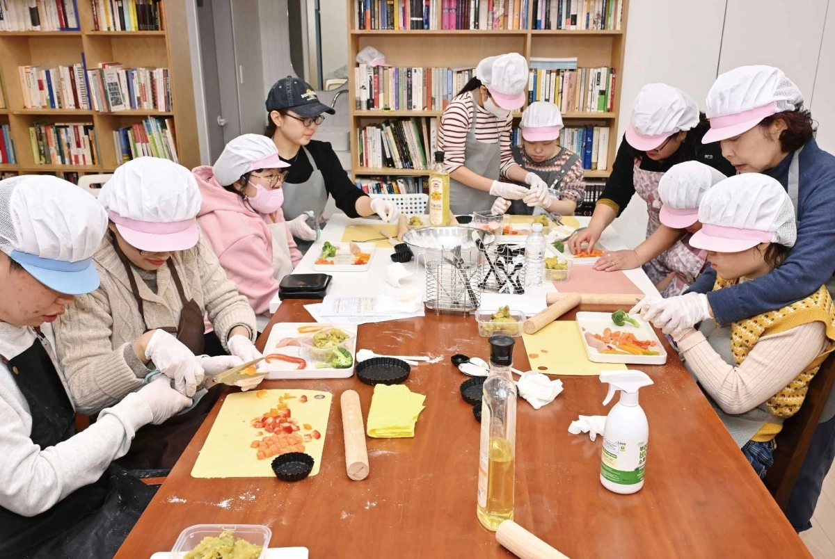 참여자들이 ﻿‘상상터치 펫 베이커리’ 사업의 일환으로 베이킹 기술을 익히고 있다. 사랑의열매 제공