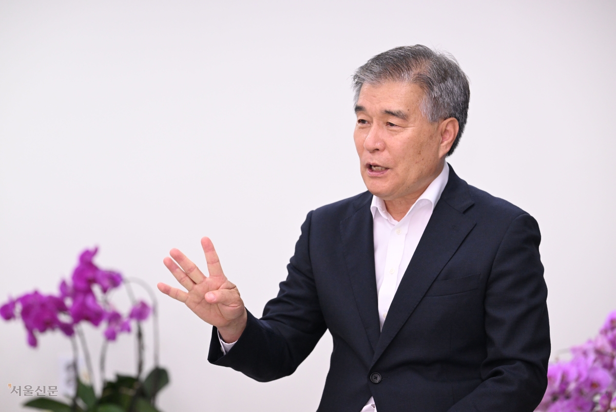 김현기 서울 강남구청장 당선인이 지난 5일 강남구 도곡동 선거캠프 사무실에서 가진 서울신문 인터뷰에서 향후 4년 로드맵을 설명하고 있다. 그는 “4년 뒤 ‘이번 구청장은 뭔가 달랐다’는 말이 자연스럽게 나오도록 결과로 증명하겠다”고 다짐했다. 도준석 전문기자