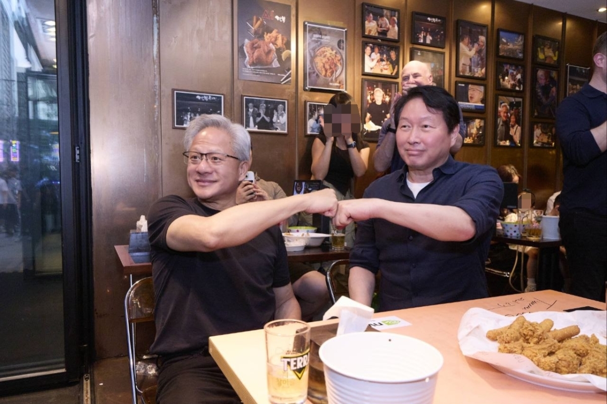 젠슨 황(왼쪽) 엔비디아 최고경영자(CEO)와 최태원 SK그룹 회장이 7일 서울 강남구 삼성동 깐부치킨에서 치맥(치킨+맥주)으로 2차 깐부회동을 하던 도중 주먹 인사를 하고 있다. 이 장소는 지난해 10월 말 황 CEO가 이재용 삼성전자 회장, 정의선 현대차그룹 회장과 첫 ‘깐부 회동’을 한 곳이다. SK수펙스추구협의회 제공